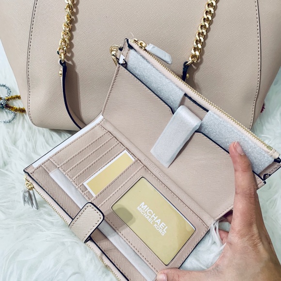 Michael Kors Jetset LG Shoulder Tote And Wristlet - Picture 4 of 7